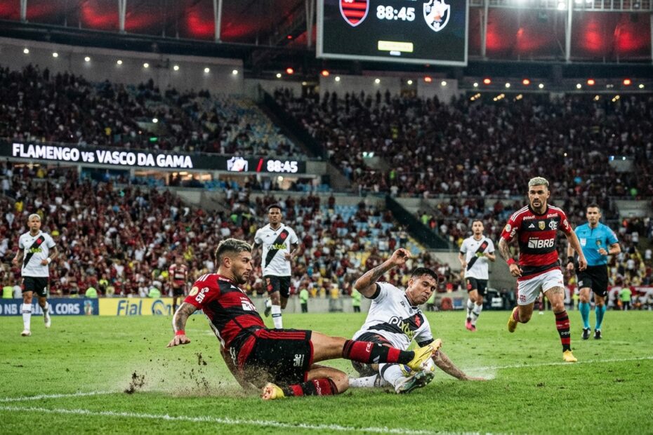 Jogadores disputam a bola intensamente no gramado da Neo Química Arena