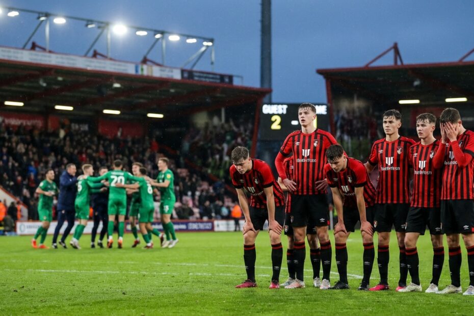 Jogadores do Flamengo sub-20 lamentam resultado no gramado do estádio