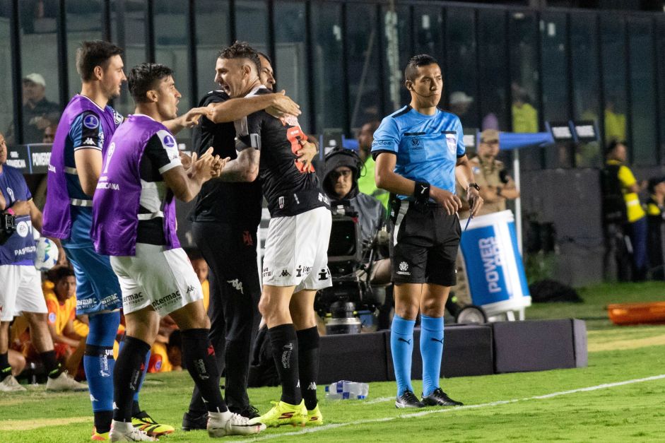 Elenco do Vasco apoia Carille em meio a pressão e protestos da torcida