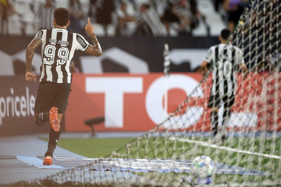 Botafogo supera expulsão, bate La U e está nas oitavas da Libertadores