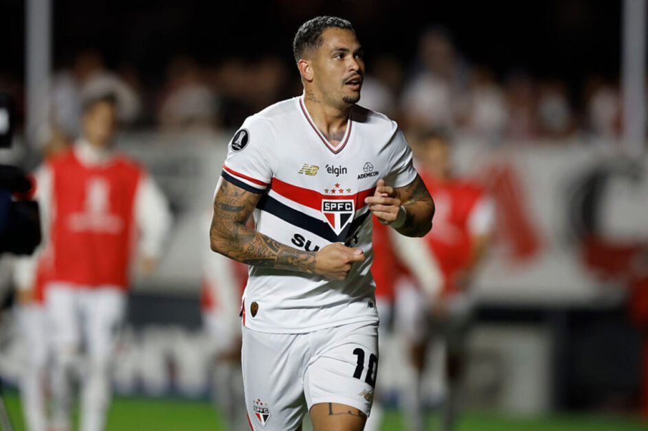 São Paulo marca no fim, vence o Talleres e avança na liderança do grupo na Libertadores