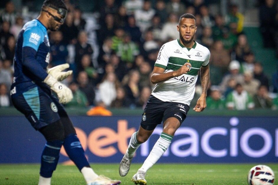 Coritiba domina o Goiás, tem gol anulado no fim e empate persiste na Série B
