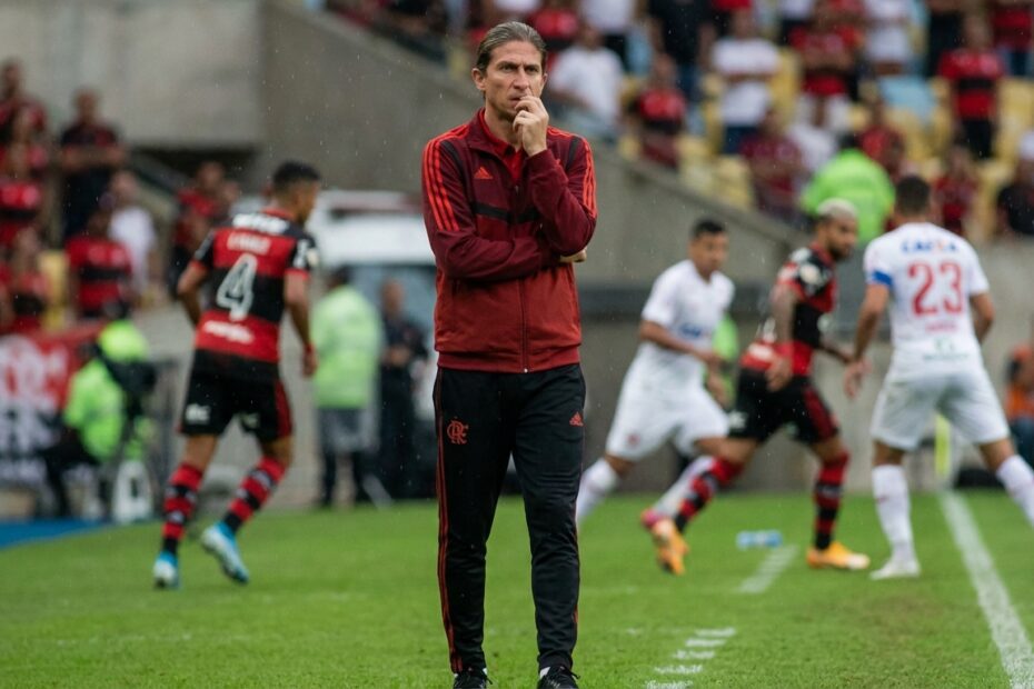 Filipe Luís observa o jogo com expressão de preocupação à beira do gramado