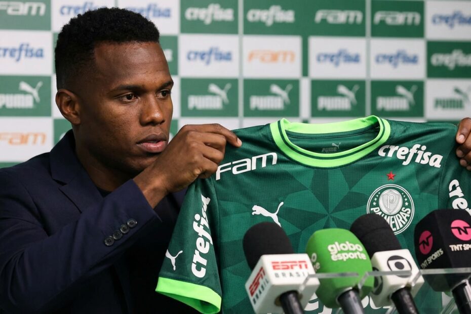 Jhon Arias durante apresentação oficial como reforço do Palmeiras