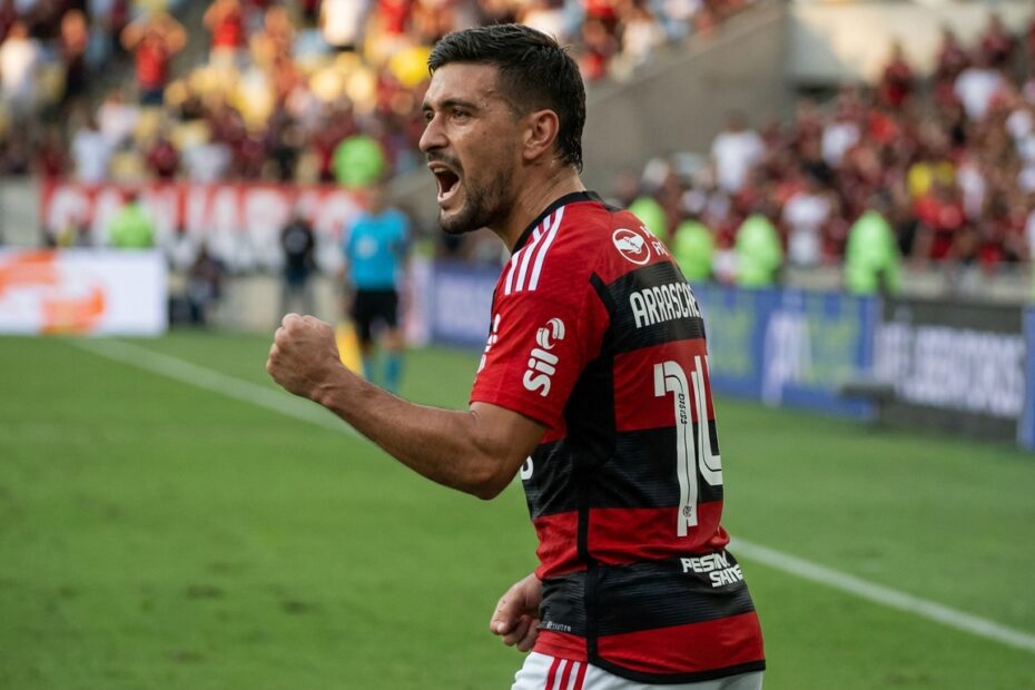 Arrascaeta comemora gol com a camisa do Flamengo no estádio