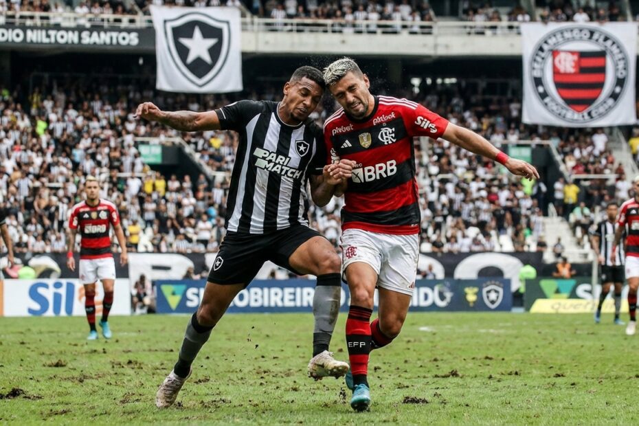 Disputa de bola entre jogadores de Botafogo e Flamengo no Estádio Nilton Santos
