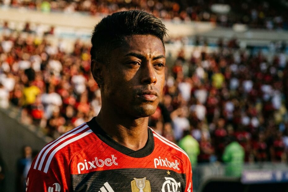 Bruno Henrique com a camisa do Flamengo e expressão reflexiva em campo