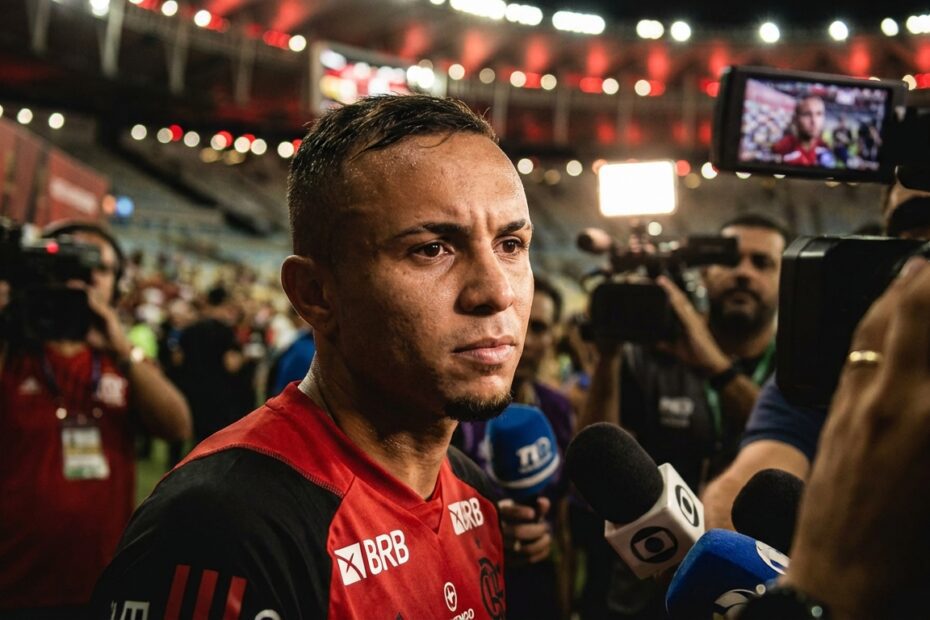 Everton Cebolinha com expressão séria durante entrevista na zona mista do Maracanã