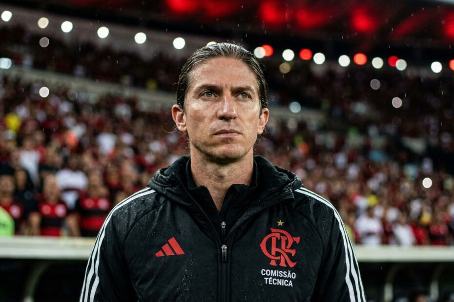 Filipe Luís com expressão séria durante partida do Flamengo no Maracanã
