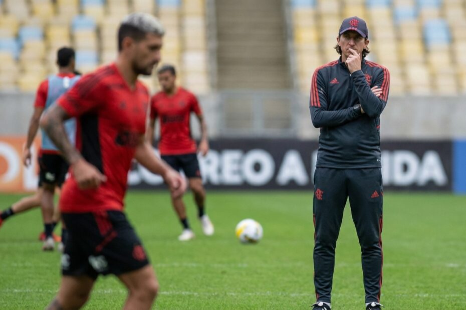 Filipe Luís observa treino do Flamengo no Maracanã enquanto avalia opções para o ataque