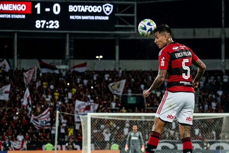 Erick Pulgar cabeceia a bola durante partida entre Flamengo e Botafogo no Nilton Santos