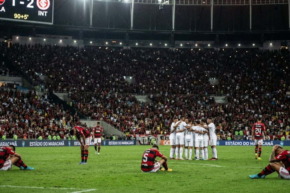 Jogadores em campo no Maracanã durante empate entre Flamengo e Internacional