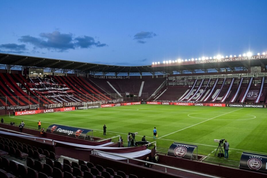 Estádio La Fortaleza iluminado para o confronto entre Lanús e Flamengo pela Recopa