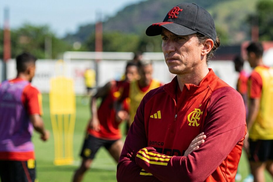 Filipe Luís observa treino tático do Flamengo no Ninho do Urubu