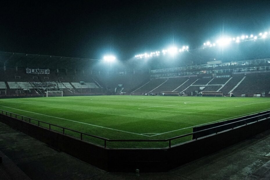 Estádio La Fortaleza iluminado à noite para jogo de futebol