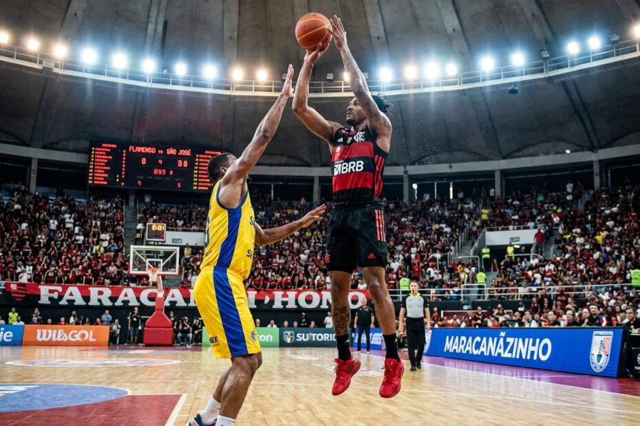 Jogadores do Flamengo em disputa de bola contra o São José no Maracanãzinho pelo NBB