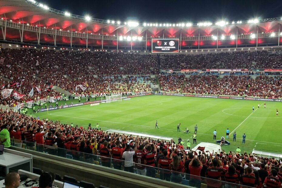 Estádio do Maracanã iluminado para o jogo entre Flamengo e Internacional