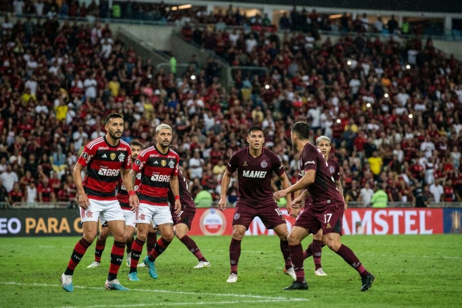 Jogadores de Flamengo e Lanús perfilados no gramado do Maracanã em noite de decisão da Recopa