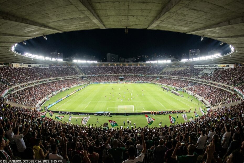 Estádio do Maracanã iluminado para jogo noturno do Campeonato Carioca