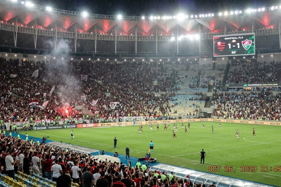 Vista noturna do Estádio do Maracanã iluminado para a semifinal do Campeonato Carioca