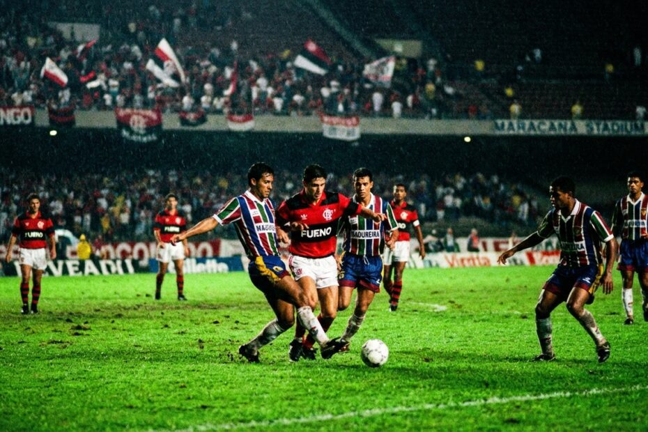 Disputa de bola entre jogadores de Flamengo e Madureira no Maracanã durante a semifinal do Carioca