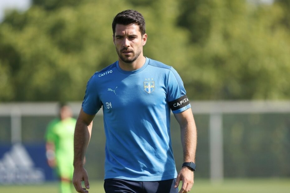 Jogador de futebol executando um passe com controle