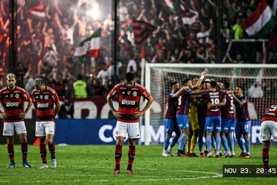 Jogadores do Flamengo demonstram frustração em campo durante partida contra o Lanús na Argentina