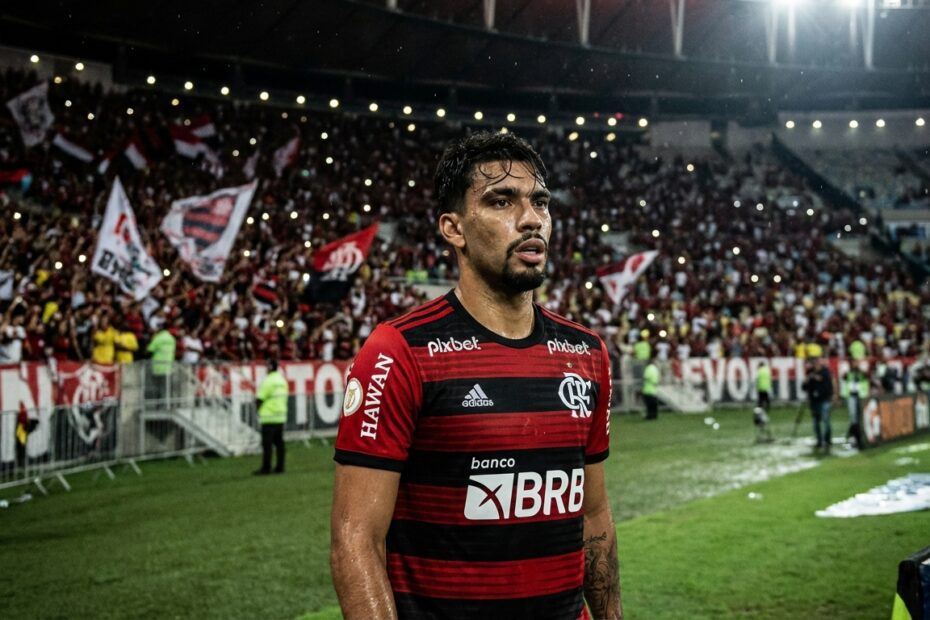 Lucas Paquetá em campo pelo Flamengo no Maracanã