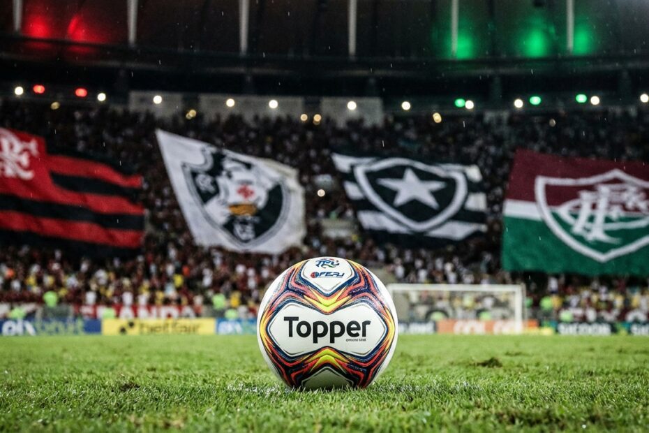 Bola de futebol no gramado do Maracanã simbolizando as quartas de final do Campeonato Carioca