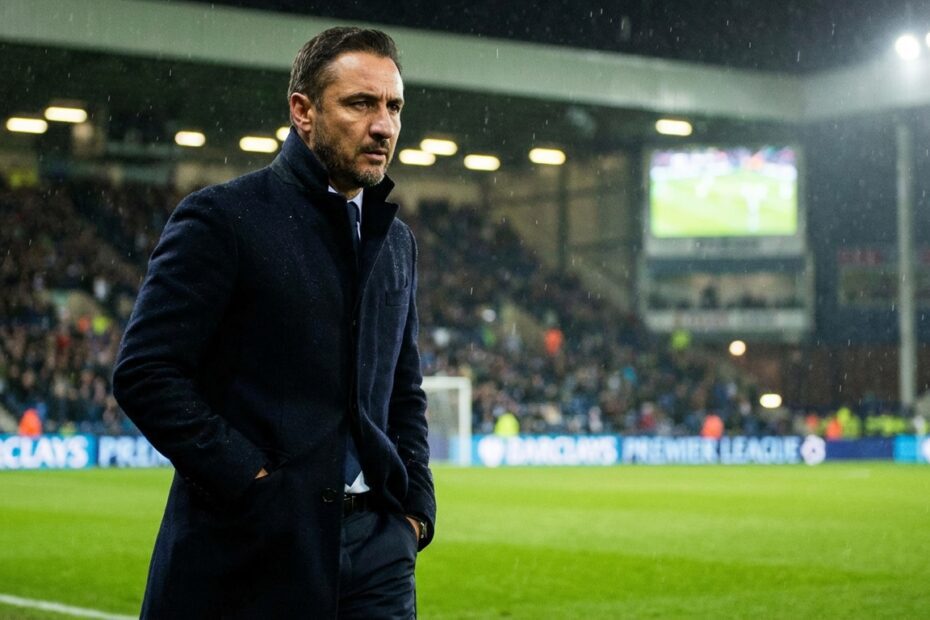 Vítor Pereira observa partida de futebol à beira do gramado em estádio inglês