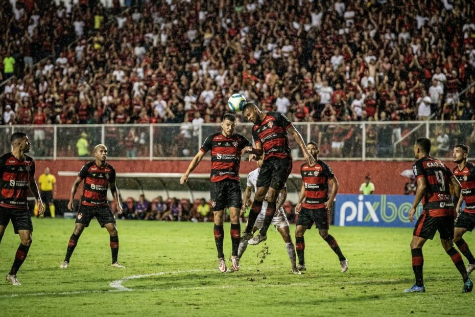 Estádio do Barradão iluminado para partida noturna de futebol