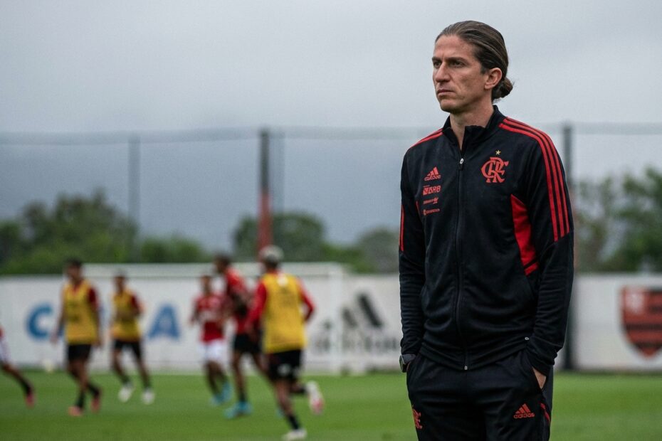 Técnico Filipe Luís com expressão séria durante treinamento do Flamengo