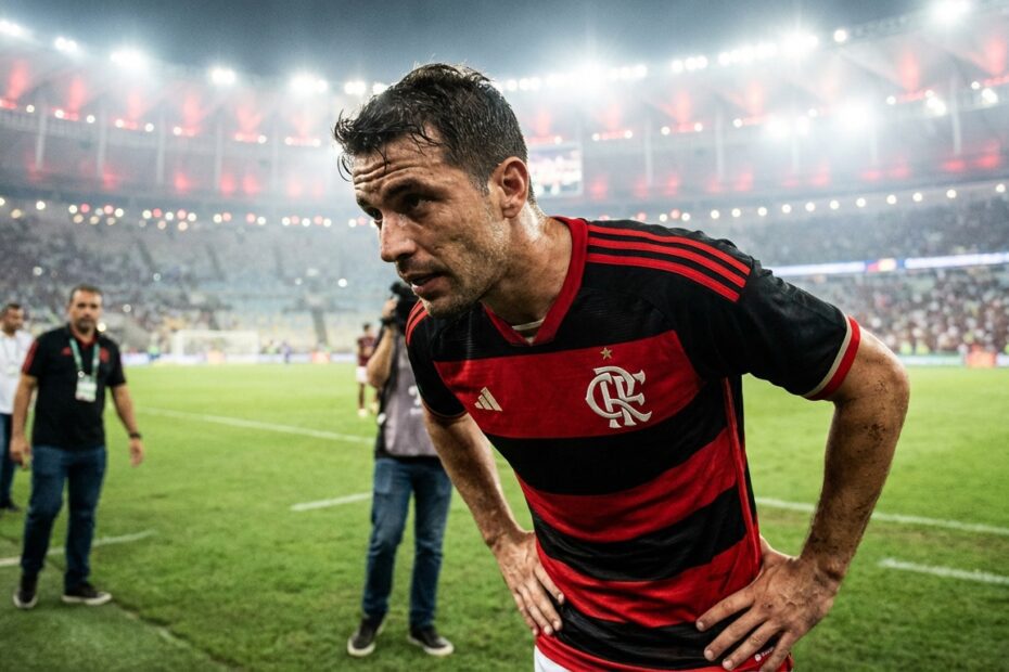 Jogador do Flamengo demonstra cansaço em campo durante partida no Maracanã