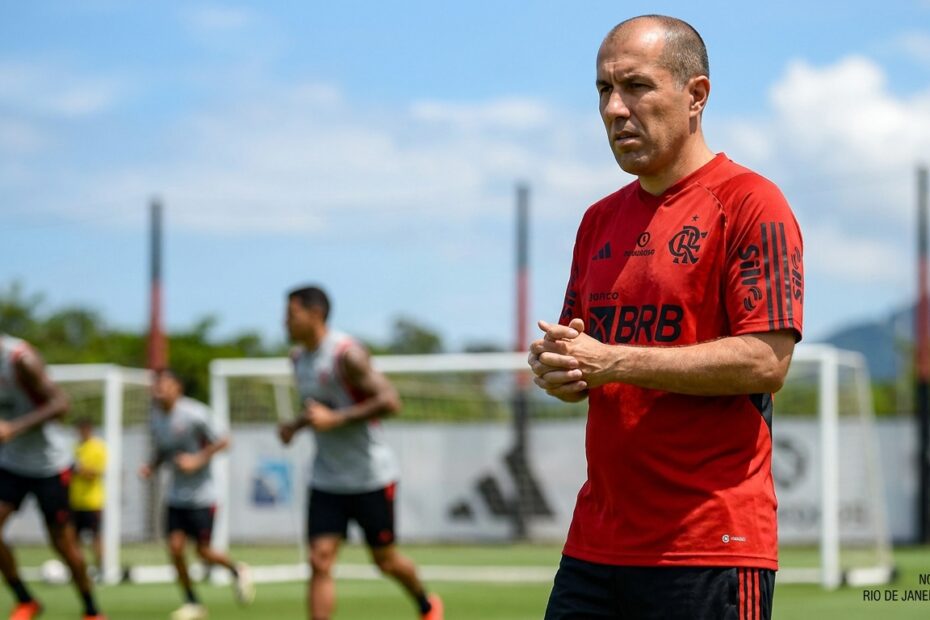 Leonardo Jardim observa treino no Ninho do Urubu ao assumir comando do Flamengo
