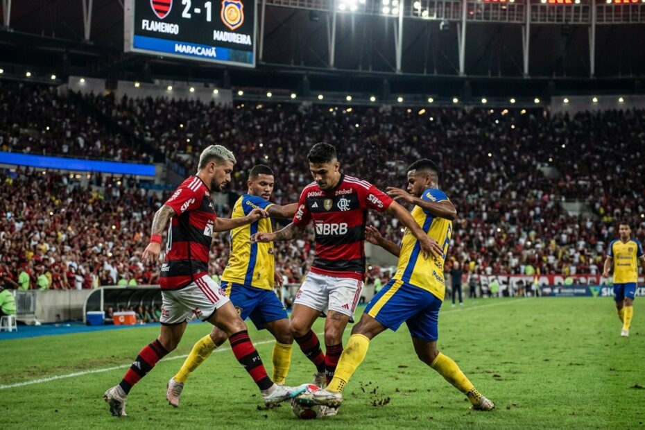Disputa de bola entre jogadores de Flamengo e Madureira no Maracanã